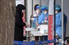 코로나19 검사 접수하는 시민