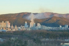 경주 소금강산 산불…건조한 날씨에 진화 난항