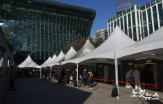 서울광장에 마련된 임시 선별진료소