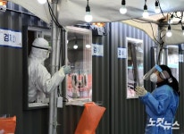 선별진료소 지키는 코로나19 의료진