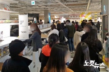 코로나 위기 실종 이케아 북새통…방역지침도 대기업 봐주기