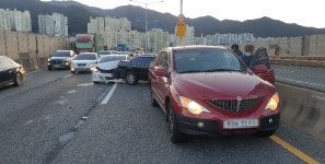 부산 모라고가교 3중 추돌사고…출근길 정체