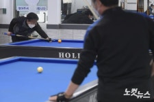 42일 만에 영업 재개하는 당구장