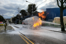 포항서 충전하던 LPG탱크로리 화재…운전자 중상