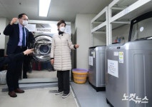 서울역쪽방상담소 시설 둘러보는 나경원