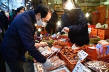 전통시장, 제수용품 구매하는 시민