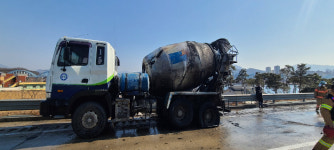 충주 도로서 레미콘 차량 화재…인명피해 없어