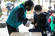 입학식 풍경도 바뀌었다…걱정돼요, 그래도 등교가 나아요