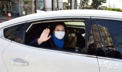 손 흔들며 인사하는 박영선