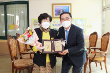 국민포장 수상자 자연유치원 이정숙 원장, 창원시 감사패 받아