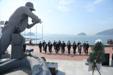 잊지 않겠습니다…창원 진해구, 故 한주호 준위 참배