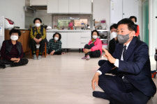 청주시의회 최충진 의장 경로당 잇따라 방문