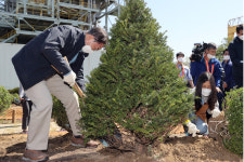 文대통령, 식목일 당인리 발전소에 나무 심은 까닭은?