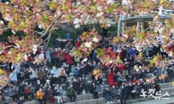 오세훈 후보 유세 바라보는 시민들