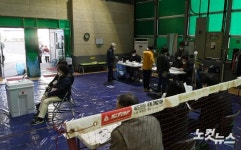 투표소로 변신한 배드민턴장