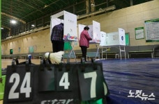 배드민턴장에서 서울시장 보궐선거 투표를