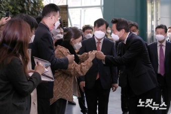 서울시청 출근하며 직원들과 인사하는 오세훈