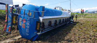 청주서 유조차 논으로 전도…긴급 방제 작업