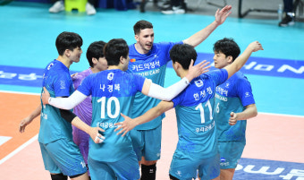 '크레이지 모드' 발동한 알렉스…우리카드 3차전 셧아웃 승