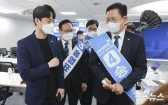 함께 이동하는 민주당 예비경선 후보자들