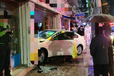 교차로서 충돌한 차량 안경점으로 돌진…7명 경상