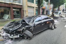 김해 어방동 도로서 4중 추돌…1명 사망·4명 부상