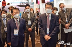 핀테크 설명 듣는 은성수 금융위원장