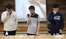 기숙사 생활 고등학생, 코로나19 자가검사키트 사용