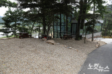 [단독]출렁다리 땅 매입한 전 비서실장…카페 불법논란