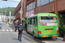 부산 경사로 오르던 마을버스가 건물 외벽 충돌…13명 경상