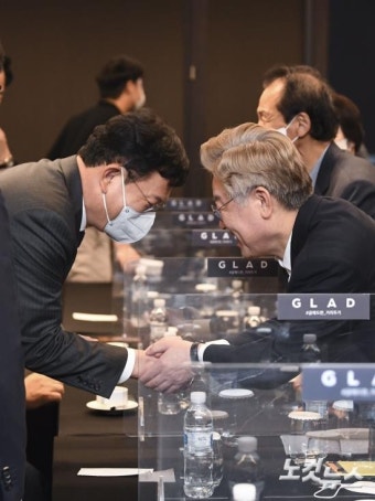 악수하는 송영기 대표-이재명 경기도지사