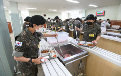 군대도 학교급식처럼…조리병 없는 병영식당도 생긴다