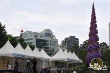 설치 중인 청계광장 선별진료소