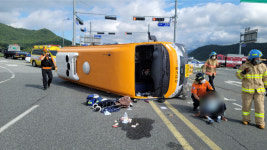 전남 강진서 교통사고로 군내버스 넘어져 40여 명 부상