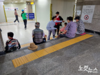 [르포]닫힌 무더위 쉼터…지하철로 폭염 피하는 어르신들