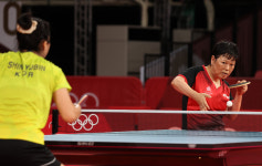 17세 신유빈과 명승부 펼친 58세 노장 탁구는 나이·피부색을 초월 [도쿄올림픽]