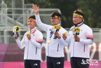 금메달 목에 건 남자양궁 대표팀