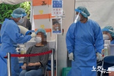 코로나19 신규확진 한달째 네 자릿수