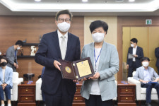 부산의 정은경 안병선 시민건강국장, 보건환경연구원장으로 옮겨
