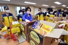 취약계층 위한 나눔박스 포장 나선 양천구청장