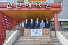 포항검찰·범죄예방협, 소외 청소년에게 위문품 전달