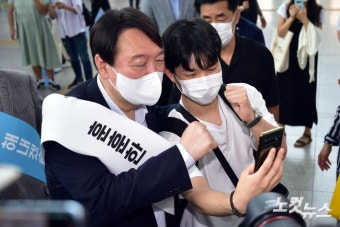 지지자와 기념촬영하는 윤석열