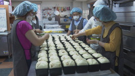 감신대 탈북민 신학생들, 거리 노숙인 빵 나눔 봉사활동