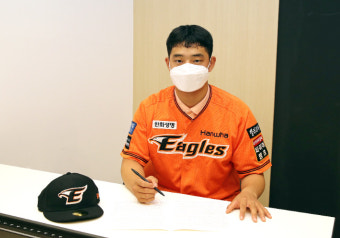한화이글스, 1차 지명 문동주 5억 원에 사인…2022 신인 선수 계약 완료