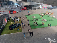 BIFF 열린 부산 영화의전당 등 휴일 맞아 북적