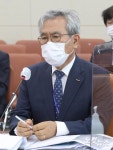 의원 질의에 답변하는  이백만 한국방송광고진흥공사 사장