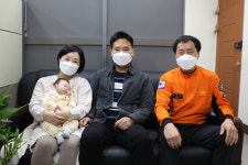 구급차 출산 산모, 아기 100일 맞아 광주 남구 119안전센터 방문