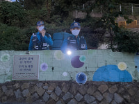 밤길을 비추는 경찰 손전등 해운대경찰서 이색 조형물 설치