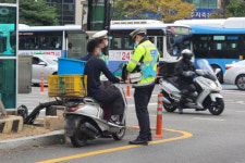 부산 교차로서 오토바이끼리 쾅…1명 중상