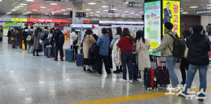 진에어 전산 장애…광주공항 항공편 지연에 승객들 불편